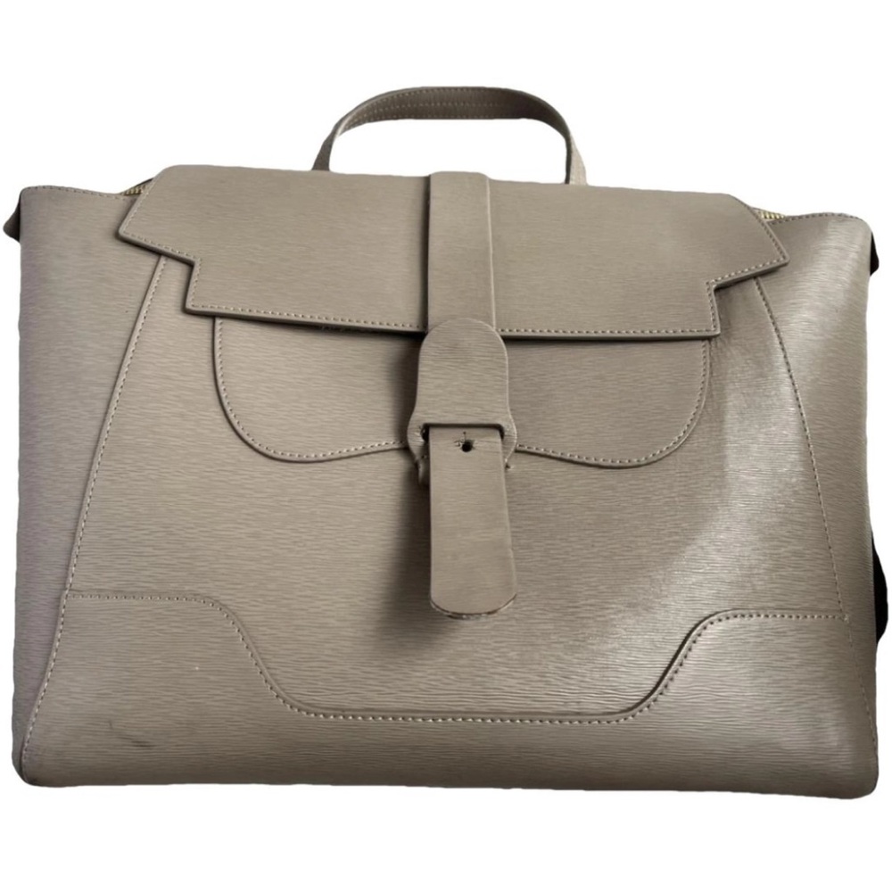 Senreve maestra bag
Fair condition. see pictures for details of tear and ware